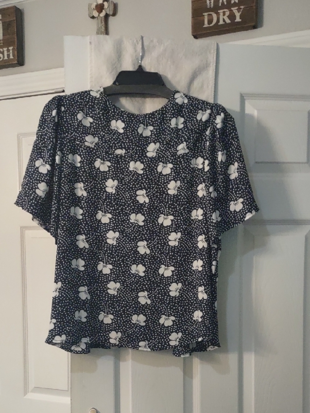 cabi Navy and White Floral V-Neck Short Sleeve Blouse - Picture 5 of 6
